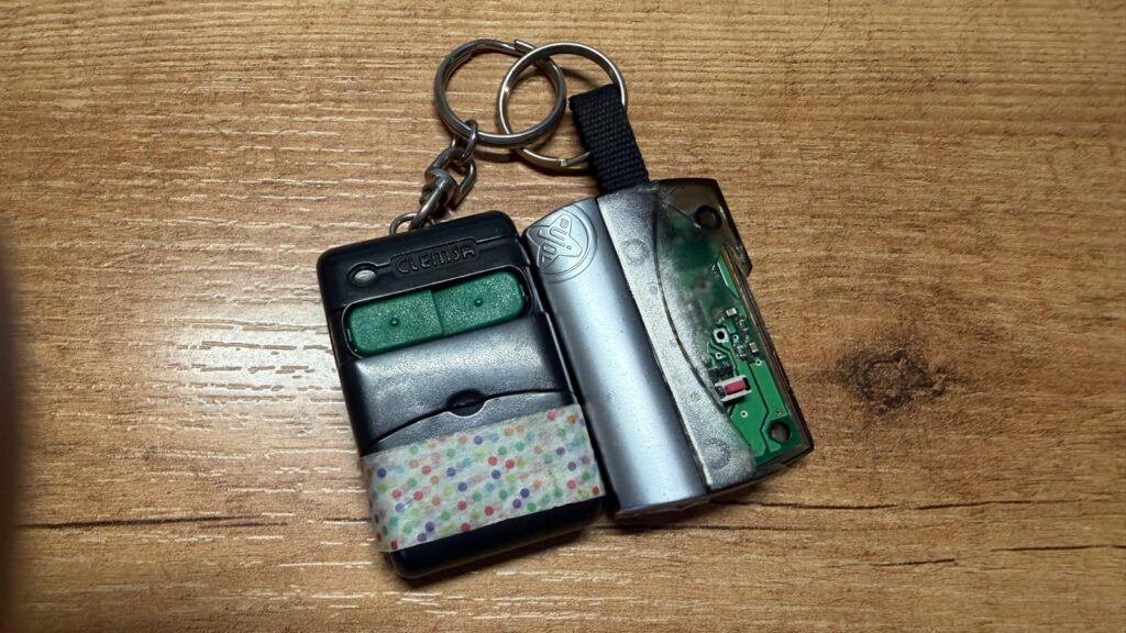 mando Clemsa MV-12 de código fijo con microinterruptores y mando Puyol Vario 1 con chip HCS301 compatible con receptores Erreka